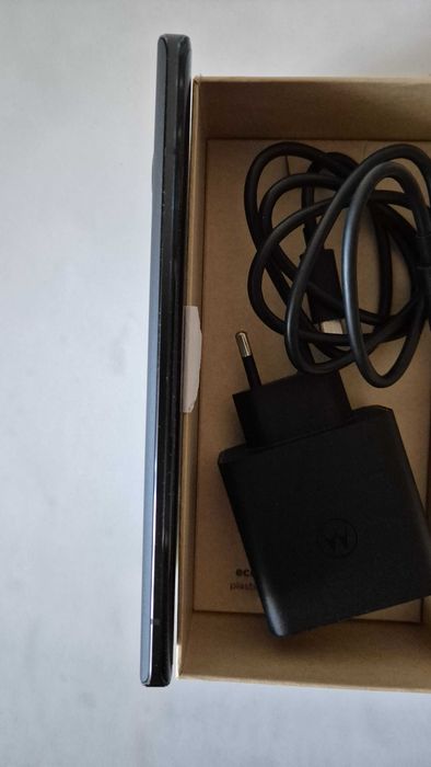 Vand Motorola Edge 30 Ultra, black. Garantie extinsa 2 ani.
