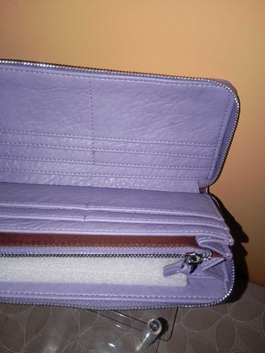 Дамски портфейли Parfois и козметични чантичка.