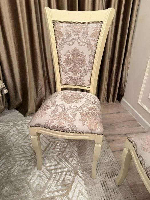 Стол со стульями