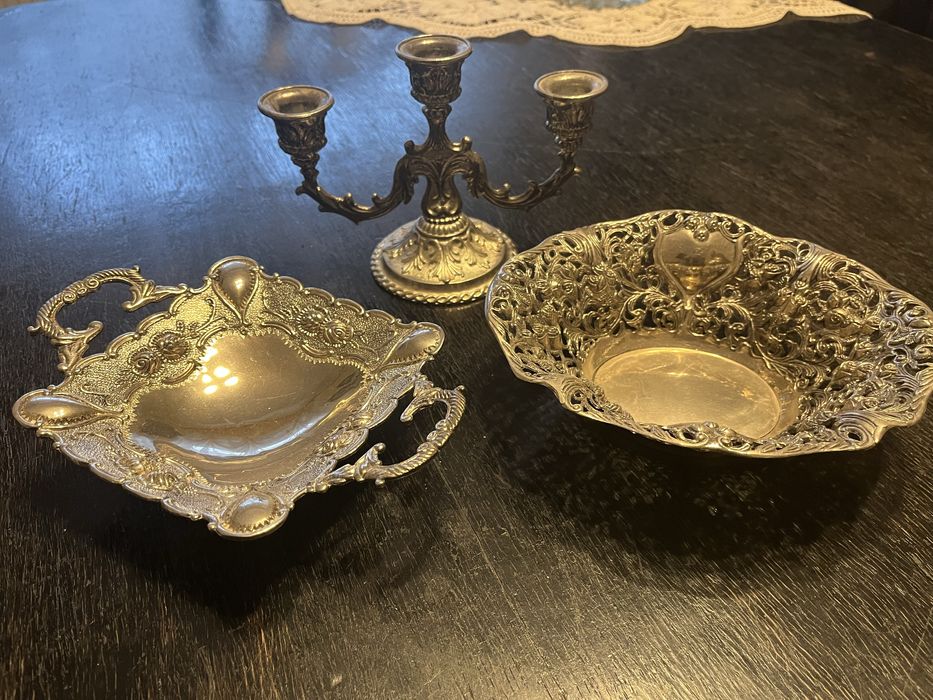 Vase si sfesnic din metal cu detalii superbe si aspect vintage