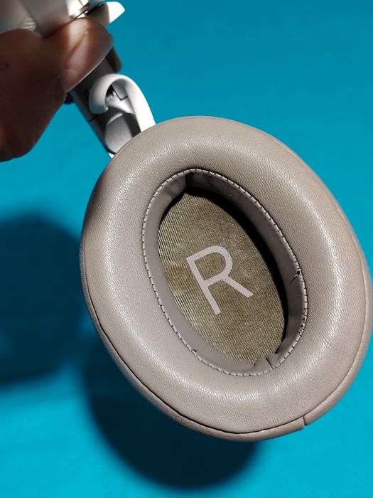 SENNHEISER MOMENTUM 3  Over-Ear, Wireless, Bluetooth, culoare alb cu crem, în stare bună de funcționare.