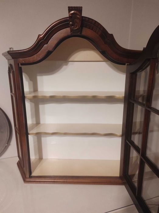 античен стенен шкаф, витрина