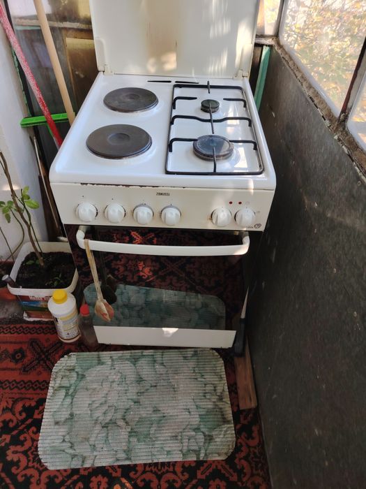 Хладилник и комбинирана печка на ток и газ за готвене.