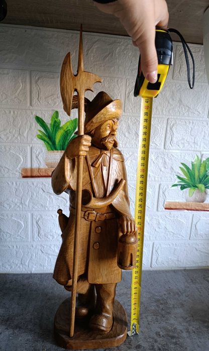 Statueta mare din lemn sculptat, personaj tradițional / călător