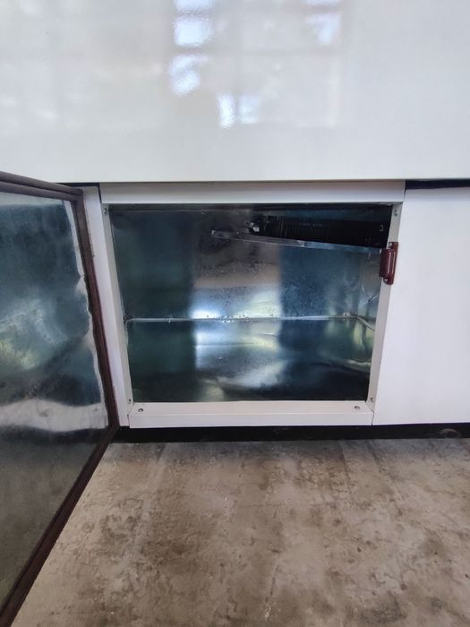 Продается витриный холодильник.