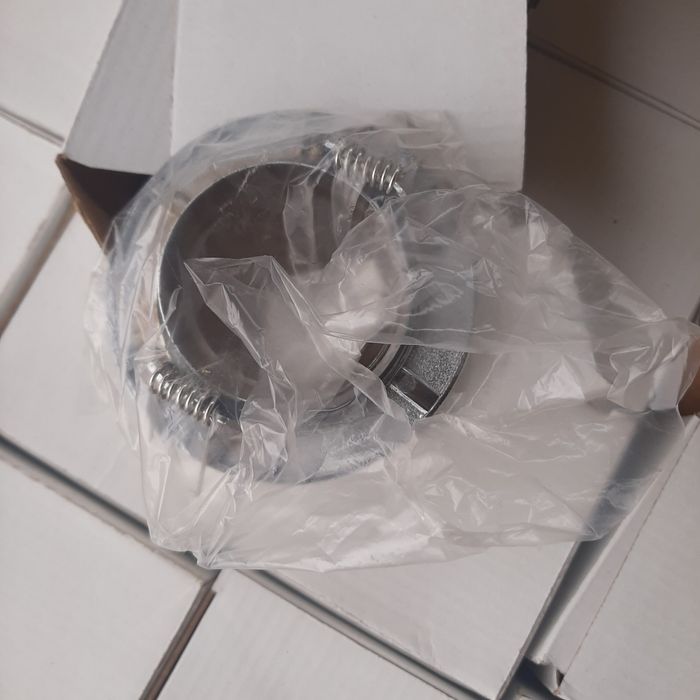 потолок точечные светильники