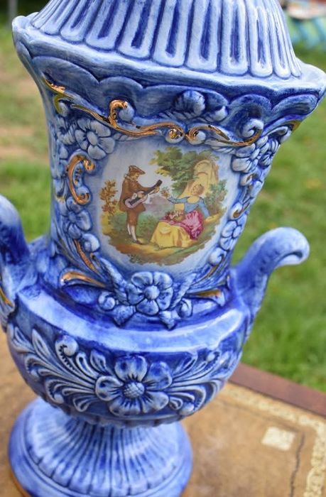 Антикварна керамична ваза с капак – ръчна изработка

Прекрасна декорат