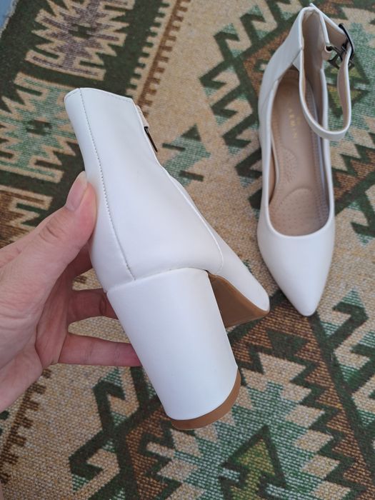 белые туфли на каблуках