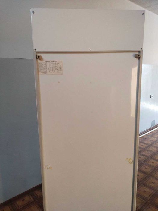 Vitrina xolodelnik sotiladi.