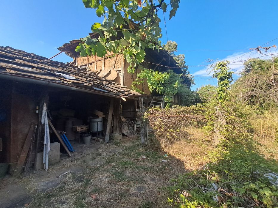 Продавам имот в с. Лешница, обл. Ловеч