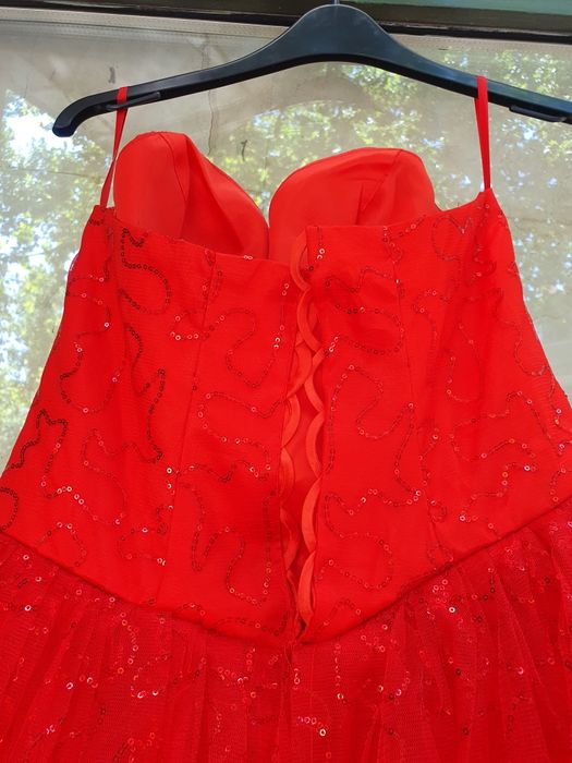 Официална Червена Рокля