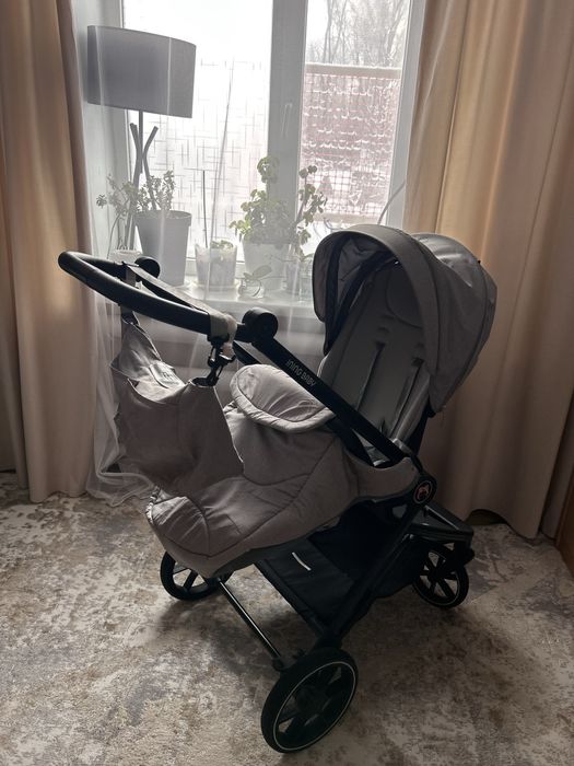 Продам коляску прогулочную с чехлом для ножек и сумкой