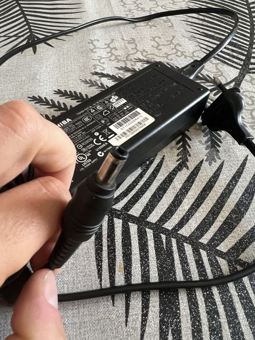 Зарядно за лаптоп TOSHIBA 19V 3.95A