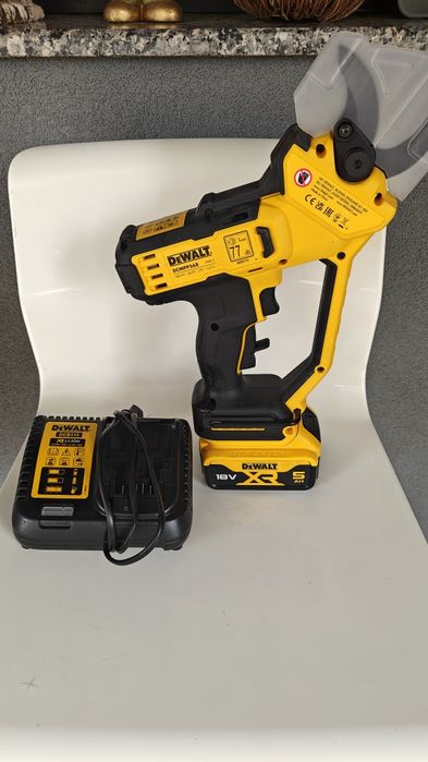 DeWalt DCMPP568N - Foarfeca de gradina pentru crengi cu acumulator si incarcatir