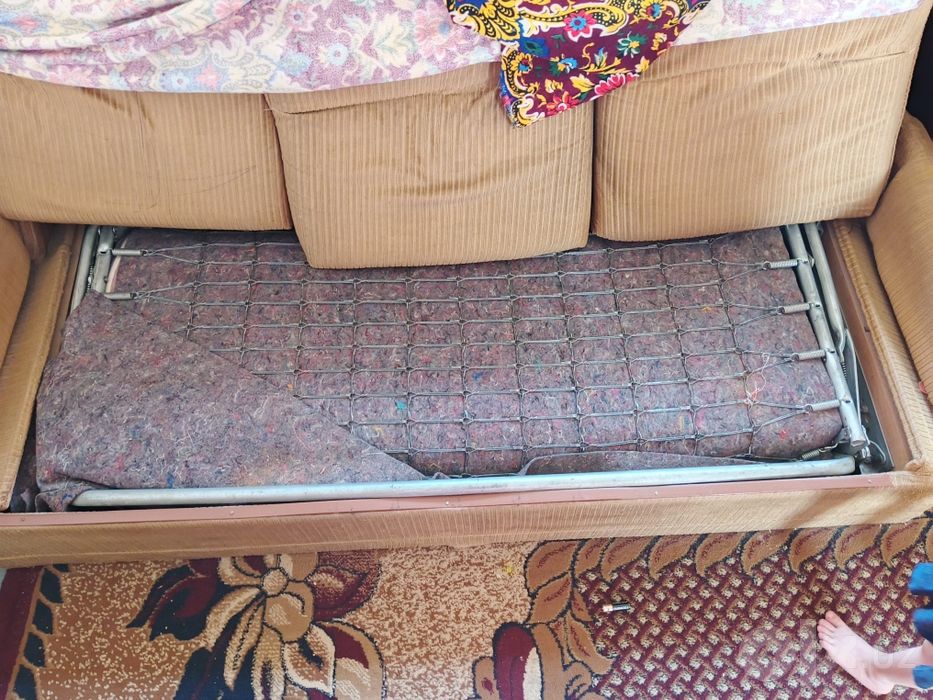 Divan kreslo sotiladi. Divan ochiladi kalavatam boʻladi