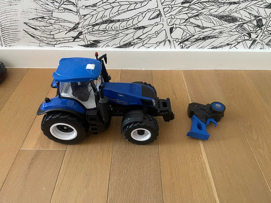 Tractor cu telecomanda, Maisto, New Holland, Negru/Albastru