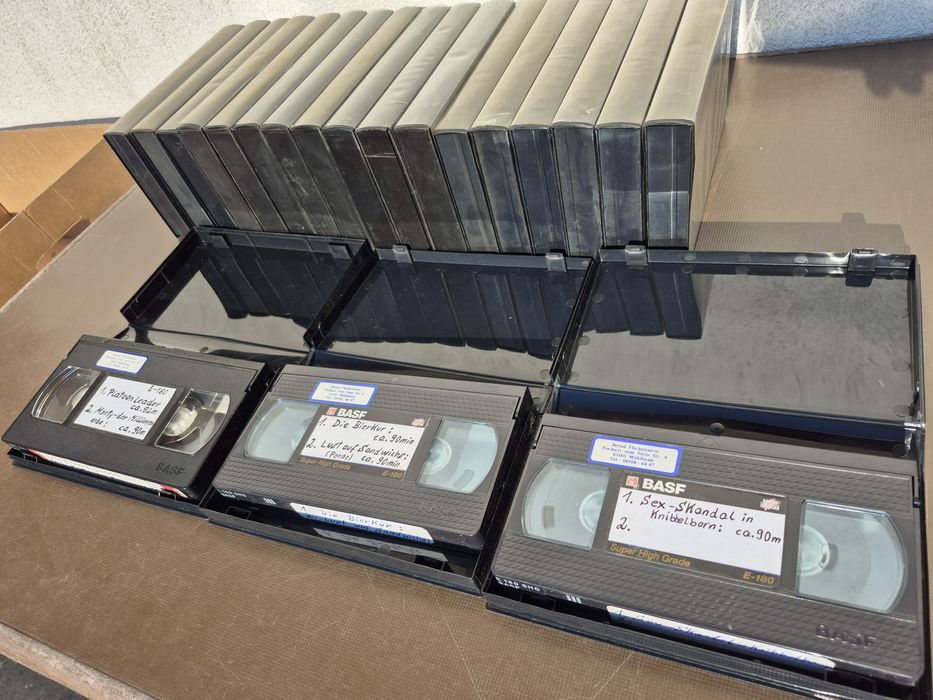 Vând Lot 21 casete video originale BASF de  180 minute cu filme diferite genuri