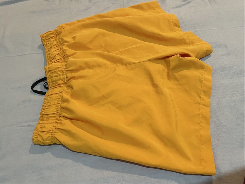 продаётся оранжевые шорты