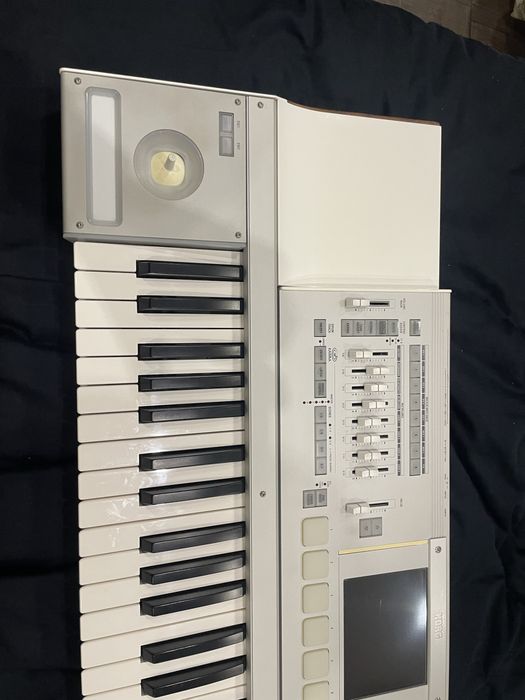 Продавам korg m3 като нов + калъф на korg