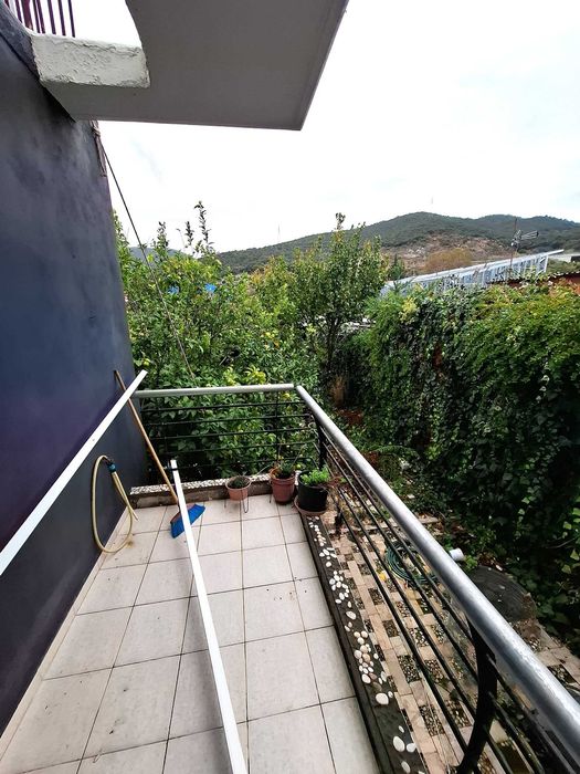 Продават се два апартамента по 50 м2 с общ двор 360 м2 в Аспровалта, Гърция