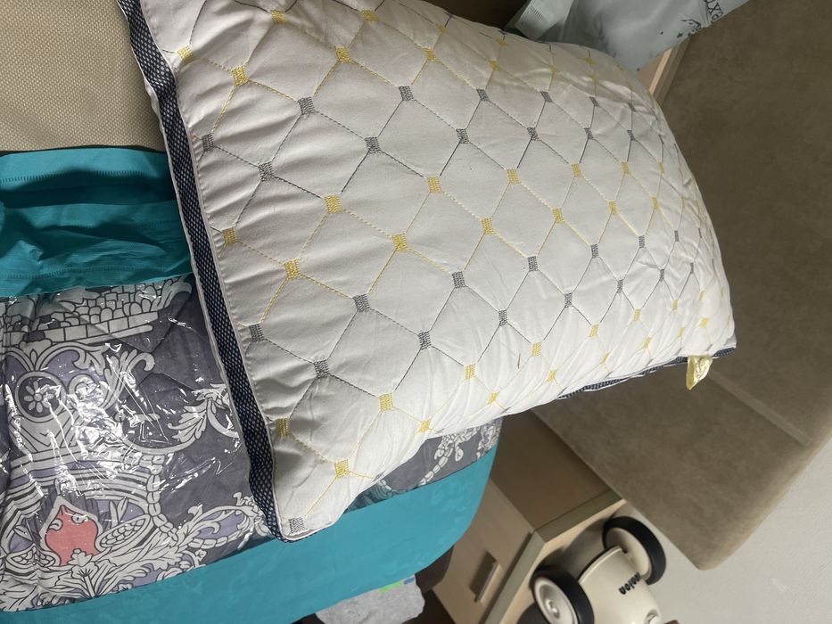 Продам 4 подушки  и одеяло  полуторка