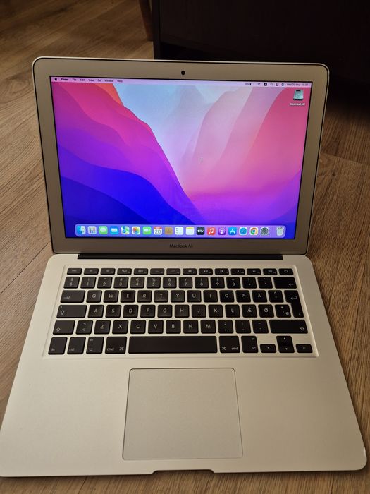 Продавам Macbook Air 13 инча