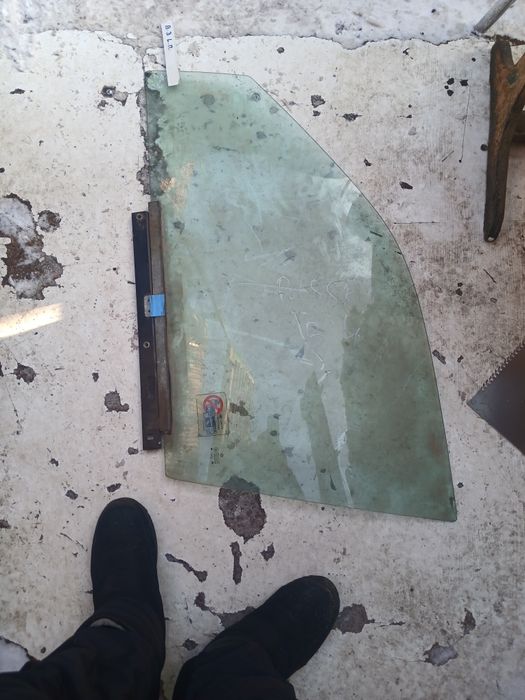 Стекло двери Фольксваген ПасатВ4