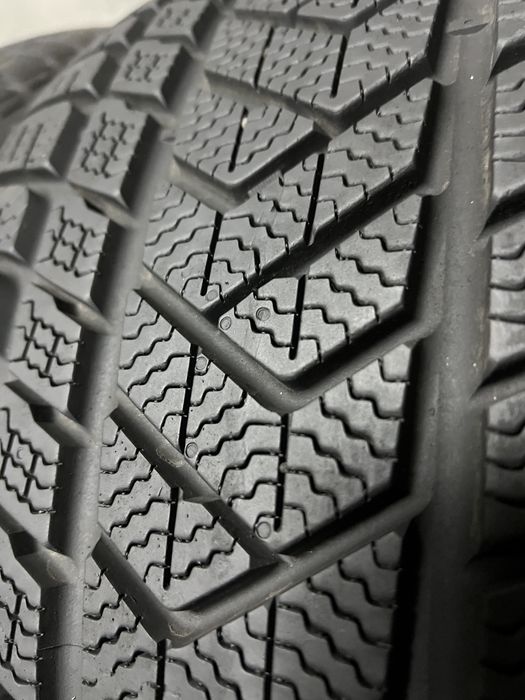 315/30/21 PIRELLI - 2бр. като Нови!