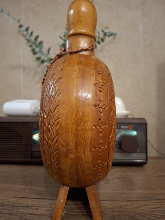 Plosca veche din lemn, cu sticla in interior. Stare excelentă