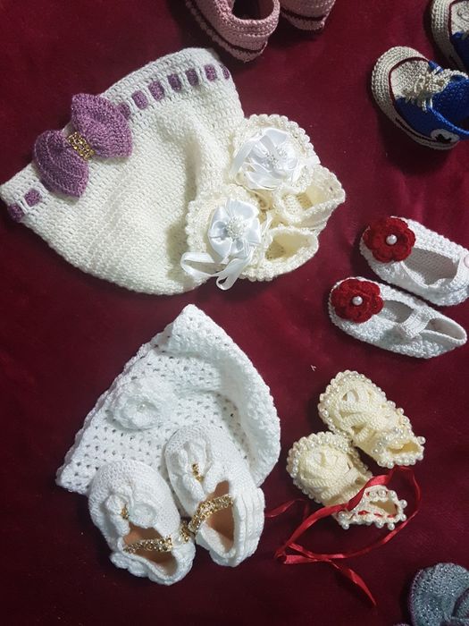 Caciulite si botosei bebe lucrate manual