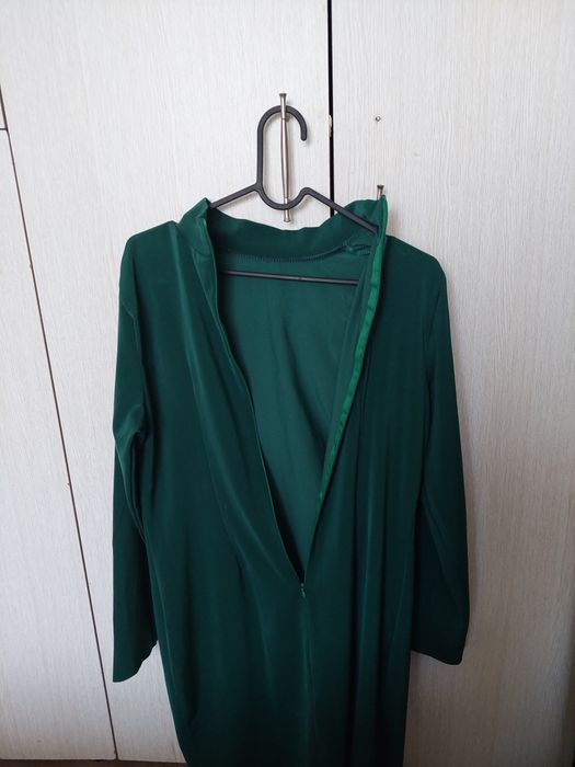 Vând rochie elegantă culoare verde smarald, cu fundă statement la gât,