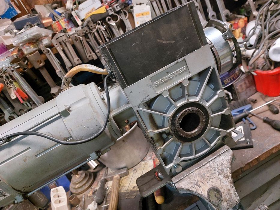 Vând motor cu reductor