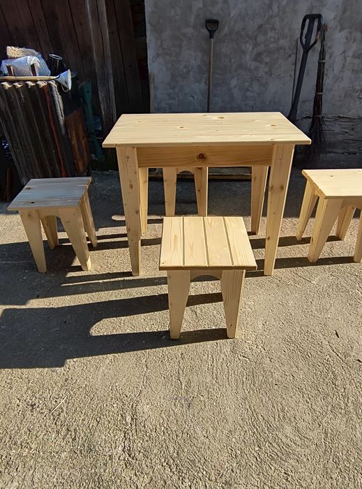 Masa și scaune din lemn de brad