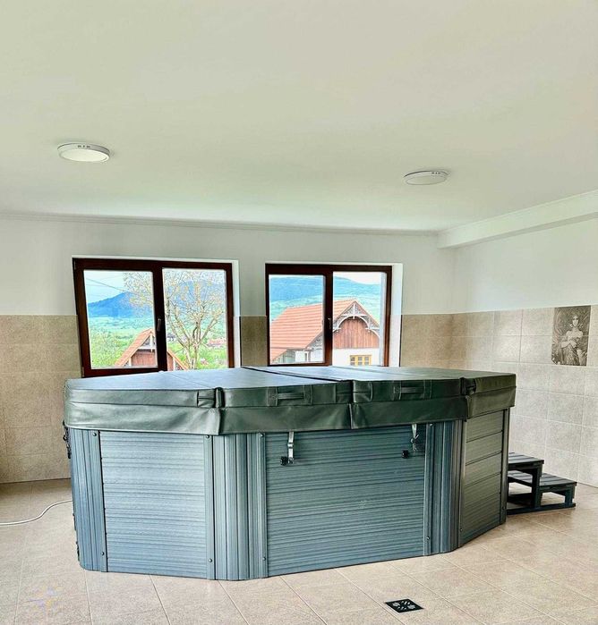 Cabana de inchiriat: 5 camere cu jacuzzi si sauna