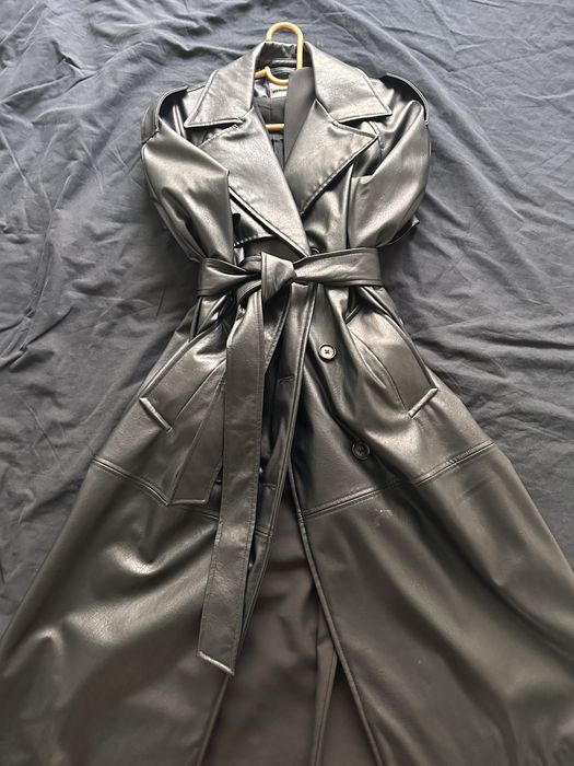Тренч из экокожи Bershka