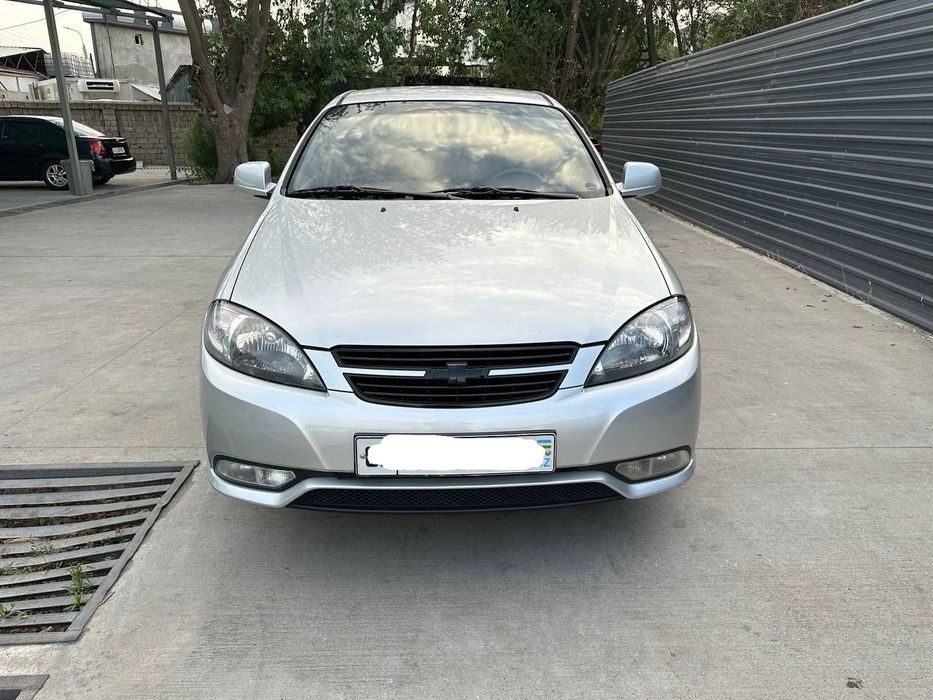 Chevrolet Gentra
Rang: seriy 
2016-yil yevro 1pazitsiya 
Kraska: orqa