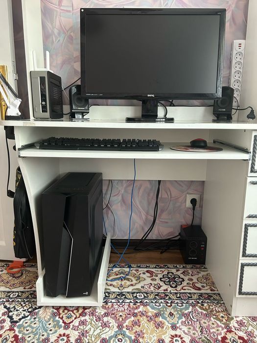 Компьютерный стол и комод для девочки