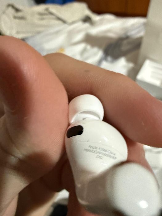 Vând AirPods 3 Pro – produs primit cadou, dar pe care nu îl folosesc, așa că prefer să îl vând.