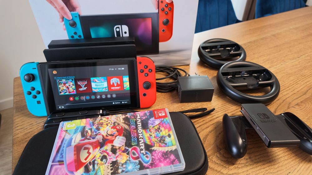 Vând Nintendo Switch (model standard) + Mario Kart 8 Deluxe + 2 volane