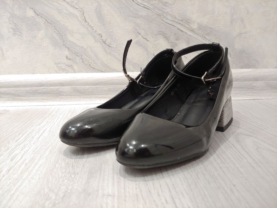 Продается туфли с ремешком