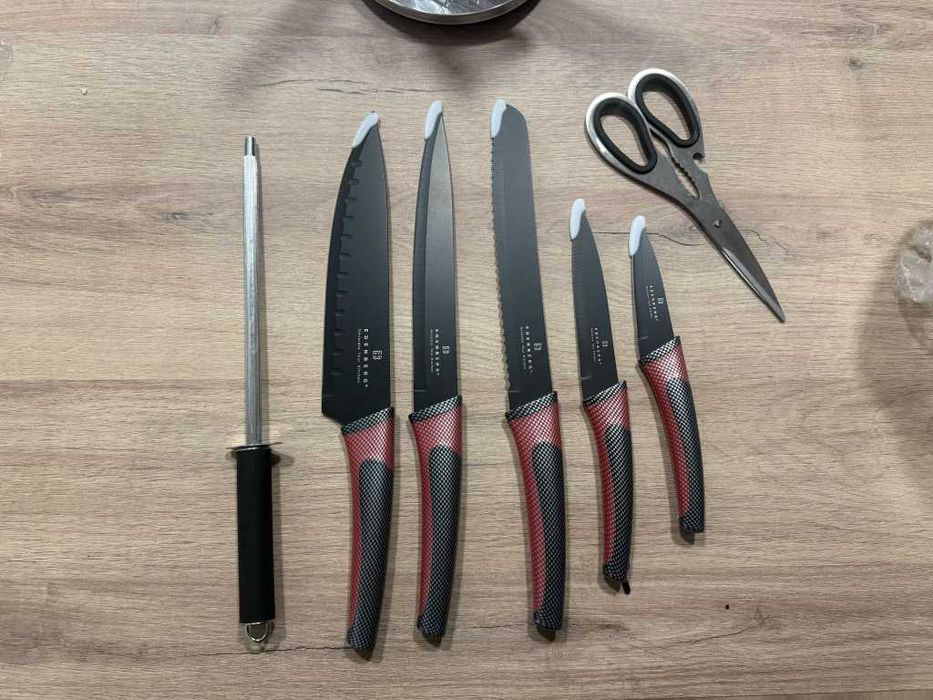 Комплект Кухненски Ножове  от 8 части с ергономични дръжки + Поставка