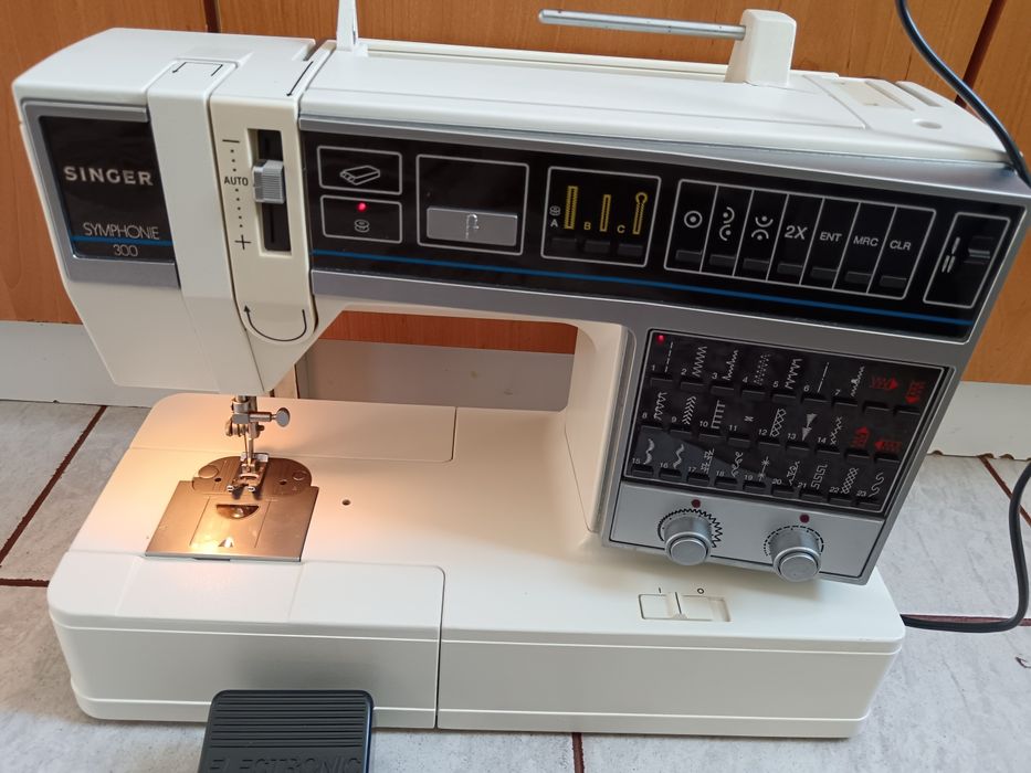 Mașina de cusut electrica, SINGER symphonie 300, pedala și accesorii