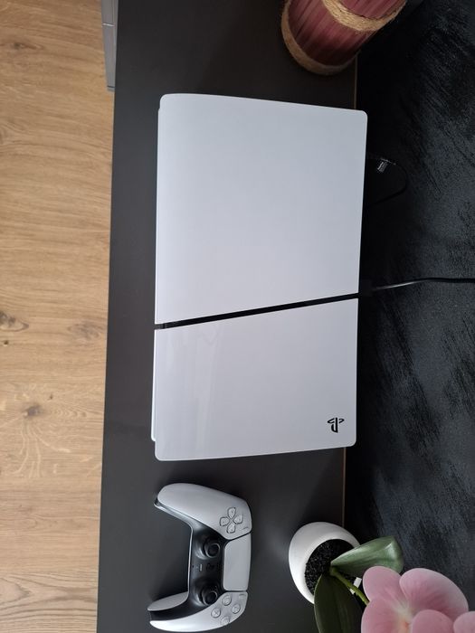 Playstation 5 slim 1tb disk version + FC 24 bonus
