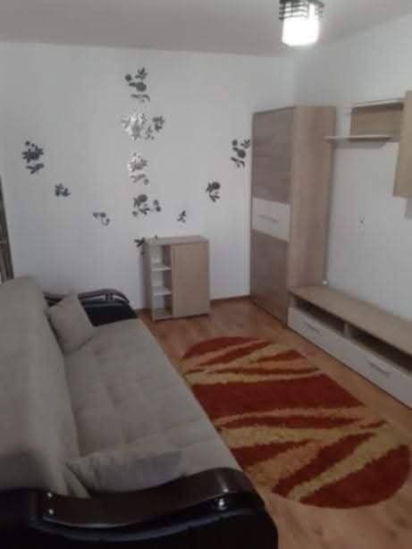 Închiriez apartament