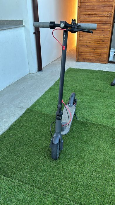 Trotinetă electrică 350W, 31 km/h , 928 km