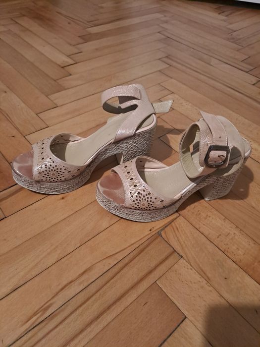 Дамски сандали в цвят пудра