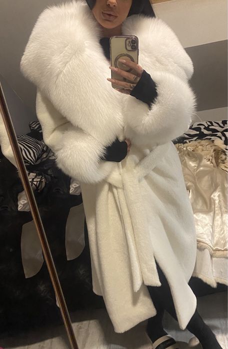Дълго бяло палто алкантар и лисица