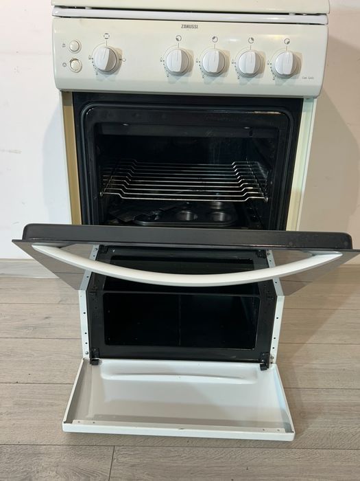 Zanussi Aragaz cu 4 Arzătoare și Cuptor, Model ZCG556GW1