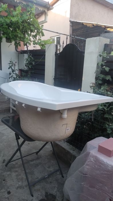 Vând cadă din acril, colț dreapta cu suport metalic și mască și chiuvetă cu picior. Stare foarte buna.