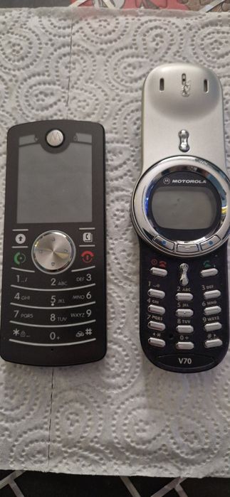 Motorola v70  si cel din poza al negru